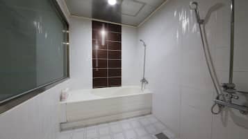 Bañera y ducha independientes, bañera profunda