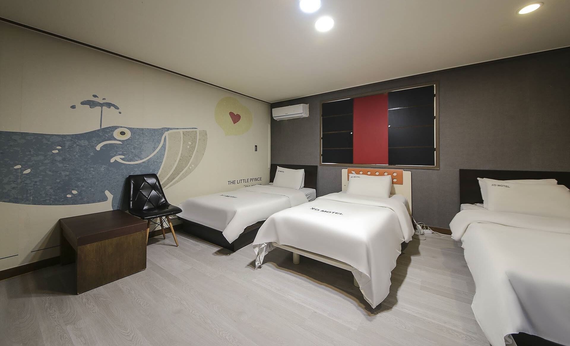 Habitación triple Deluxe | Decoración individual, mobiliario individual, escritorio