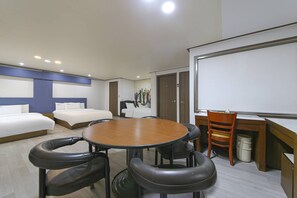 Habitació quàdruple (VIP) | Decoració individual, mobiliari individual i escriptori 