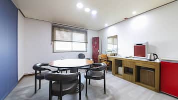 Decoración personalizada, muebles diferentes y escritorio