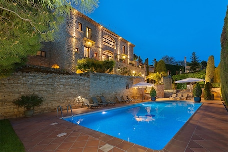 Indoor pool, outdoor pool, open open 24 hours, pool umbrellas. Cal Carulla