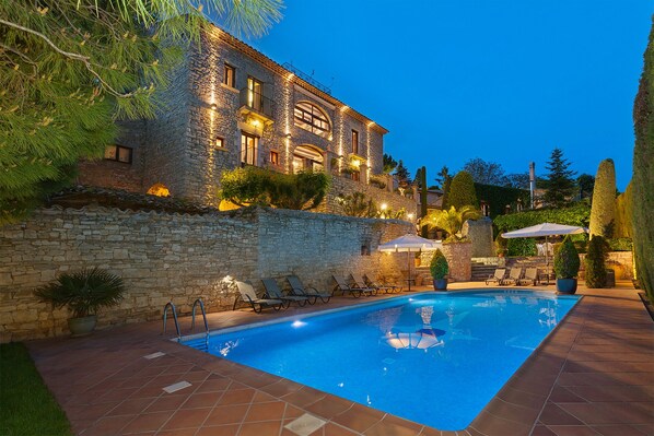 Indoor pool, outdoor pool, open open 24 hours, pool umbrellas - Cal Carulla (Pujalt)