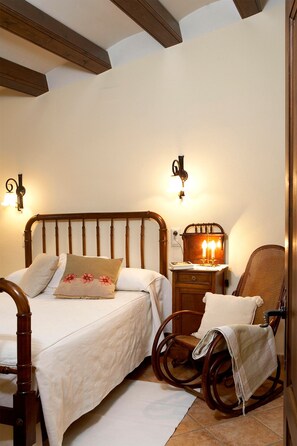 House, 2 Bedrooms (L' Heura) | Individually decorated, individually furnished, blackout drapes - Cal Carulla (Pujalt)