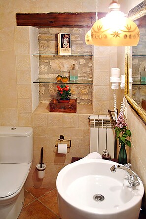 Family House, 3 Bedrooms (La Premsa) | Bathroom | Shower, deep soaking tub, hair dryer, towels - Cal Carulla (Pujalt)