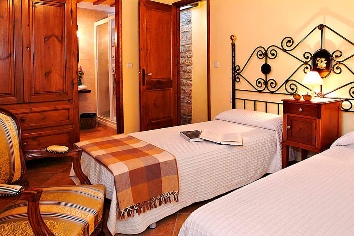 Family House, 3 Bedrooms (La Premsa) | 3 bedrooms, individually decorated, individually furnished