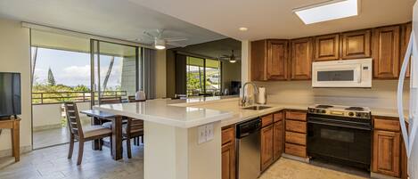 Jääkaappi, mikroaaltouuni, uuni, liesi