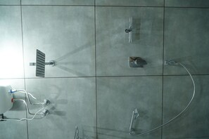 Duschwanne, Handtücher, Shampoo