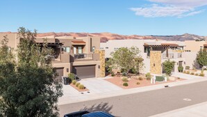 A modern residential area with contemporary houses, a clear sky, and a mountain backdrop. - Steps to Pool - Modern 3BR Golfside w/ Fire Pit (St. George)
