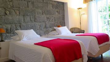 Standard-Doppel- oder -Zweibettzimmer | Schreibtisch, kostenlose Babybetten, kostenloses WLAN, Bettwäsche