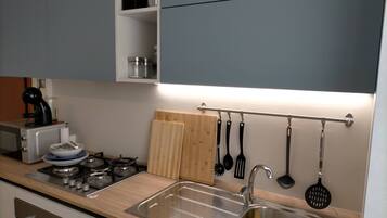 Frigorifero, microonde, forno, piano cottura