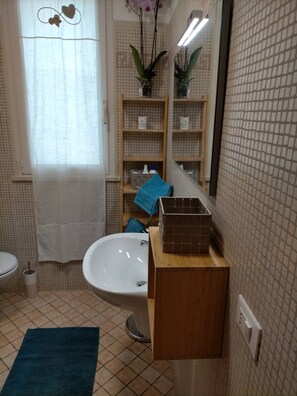 Shower, hair dryer, bidet, towels - Apartment by the sea Center - Near Rimini Beach and Italy in Miniature (rimini)