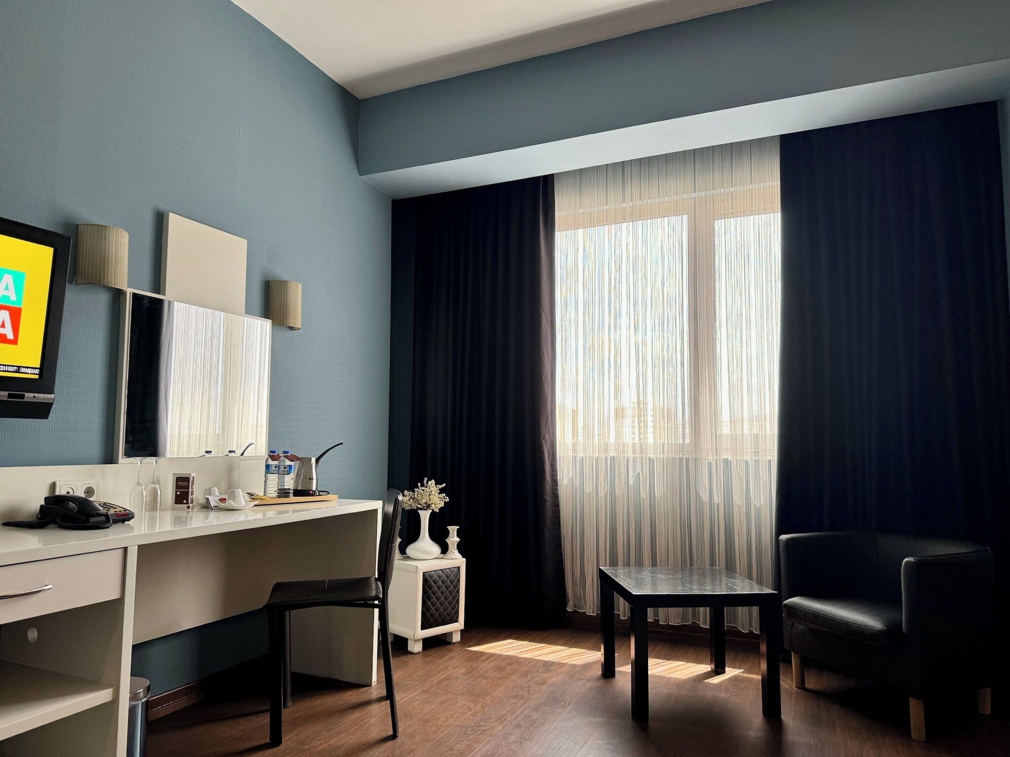 standard double room | in-room safe, desk, blackout curtains, soundproofing
