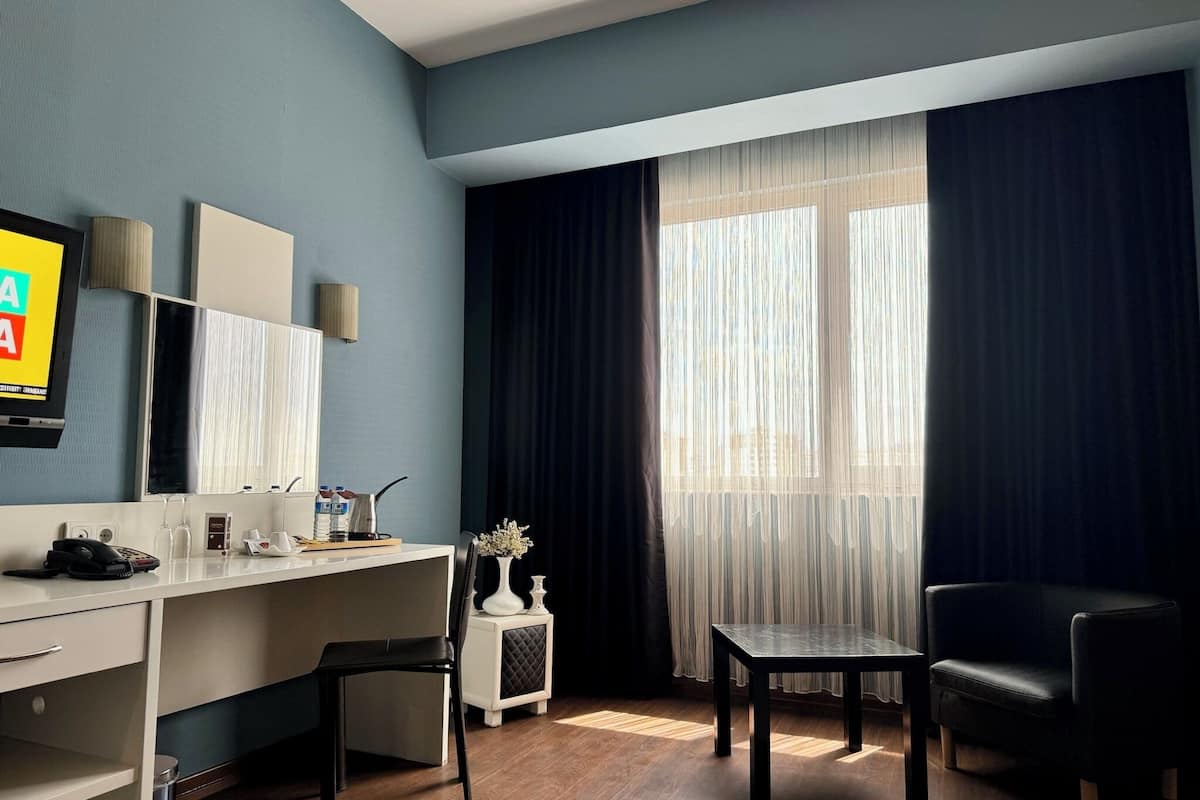 standard double room | in-room safe, desk, blackout curtains, soundproofing
