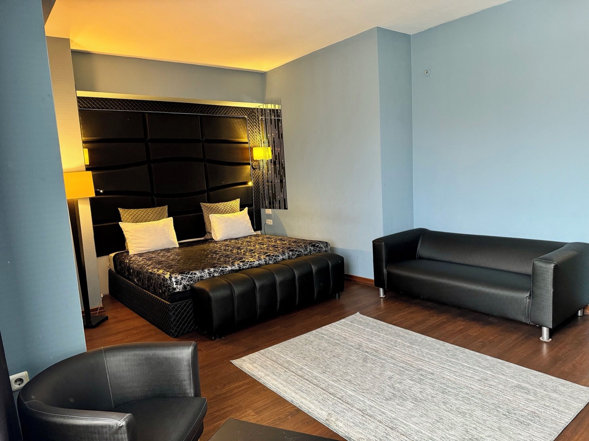 standard double room | in-room safe, desk, blackout curtains, soundproofing