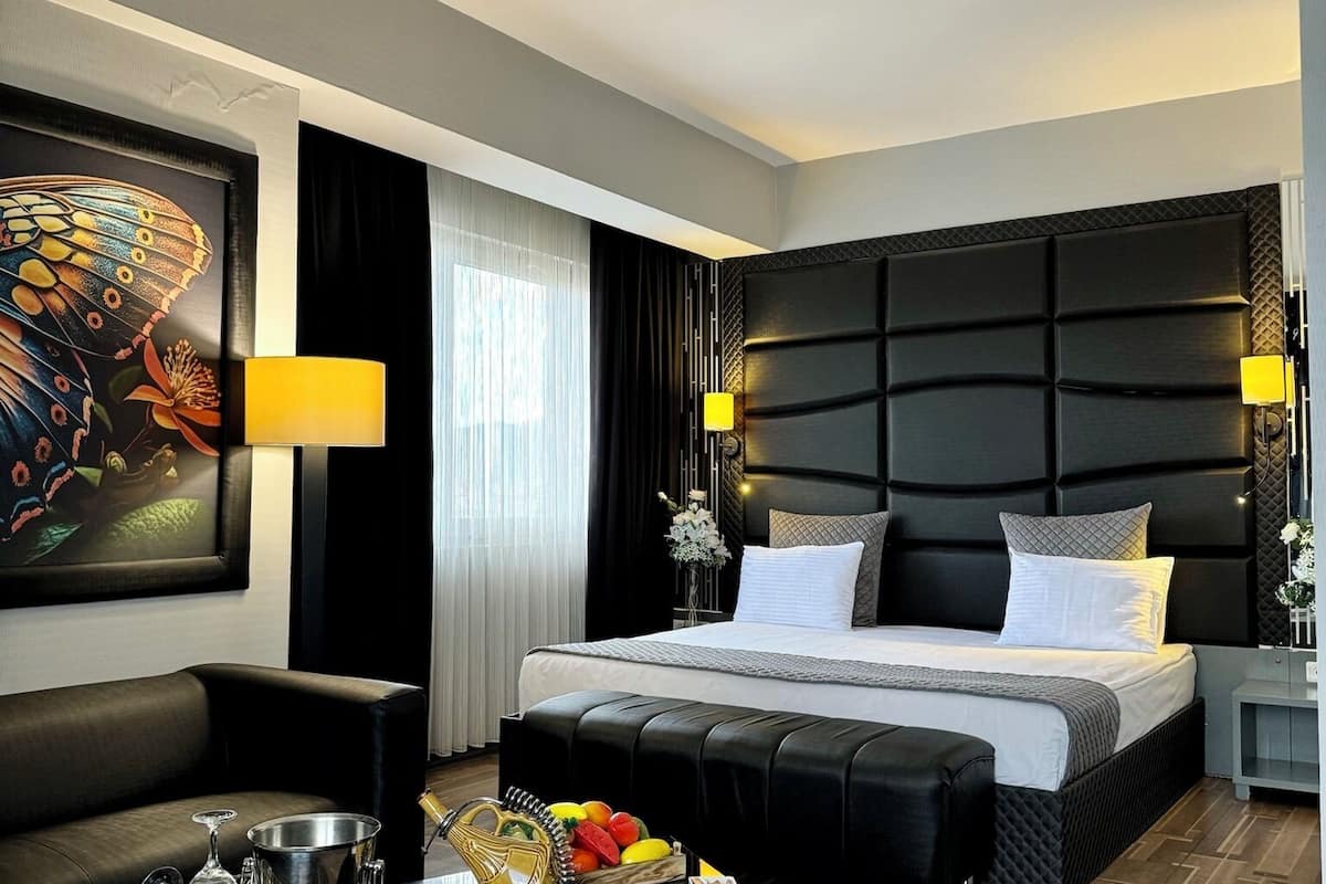 standard double room | in-room safe, desk, blackout curtains, soundproofing
