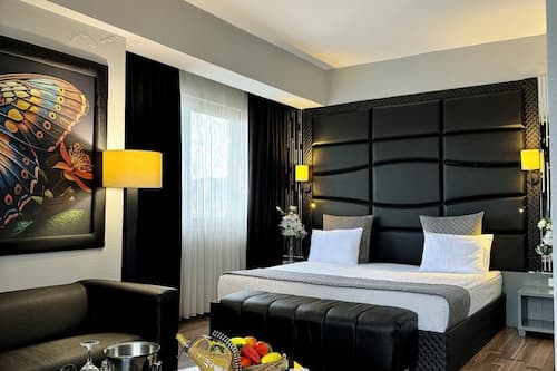 Standard Double Room | In-room safe, desk, blackout curtains, soundproofing