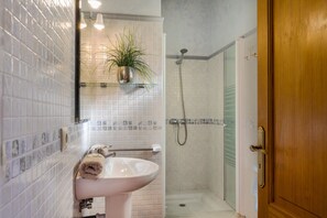 Bathtub, bidet, towels