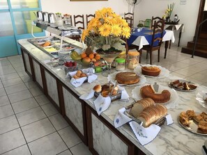 Desayuno bufé gratuito y diario