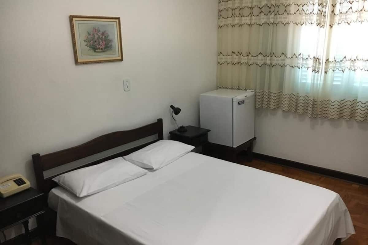 Frigobar, Wi-Fi de cortesia, roupa de cama