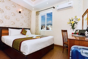 Deluxe Twin Room | 1 bedroom, minibar, desk, blackout curtains