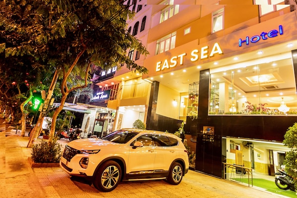 Front of property - evening/night - East Sea Hotel (Da Nang)