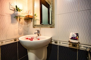 Deluxe Double Room | Bathroom sink