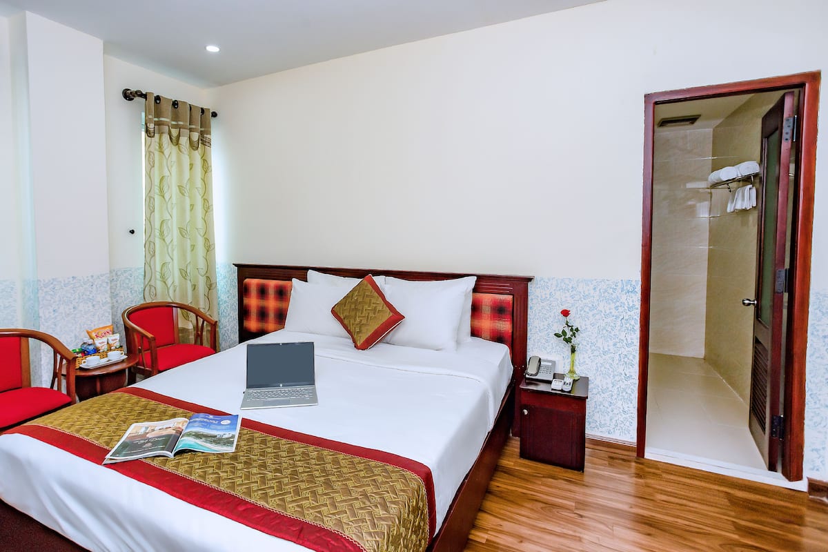 Deluxe Double Room | 1 bedroom, minibar, desk, blackout curtains