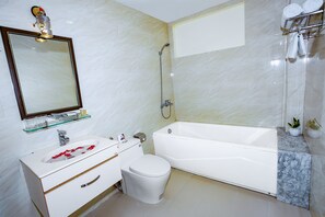 Deluxe Twin Room | Bathroom | Free toiletries, hair dryer, slippers, bidet - East Sea Hotel (Da Nang)