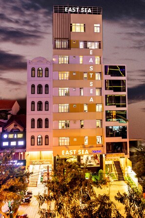 Fassade der Unterkunft – Abend/Nacht
