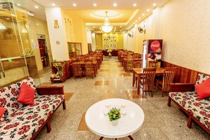 Lobby sitting area - East Sea Hotel (Da Nang)