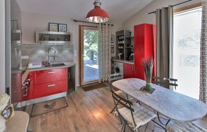 Réfrigérateur, plaque de cuisson, lave-vaisselle, cafetière/bouilloire