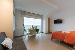 1 dormitorio, tabla de planchar con plancha, wifi y ropa de cama