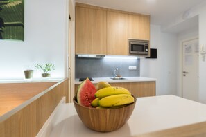 Een koelkast, een microgolfoven, een kookplaat