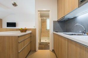 Frigorífico, microondas, placa de cocina y cafetera o tetera