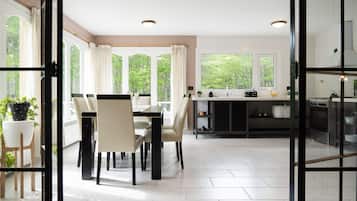 Exclusive House, 3 Bedrooms | Living area | Fireplace