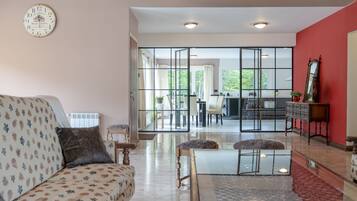 Exclusive House, 3 Bedrooms | Living area | Fireplace