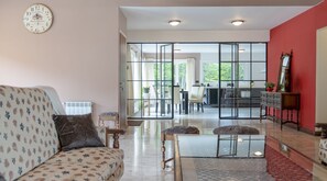 Exclusive House, 3 Bedrooms | Living area | Fireplace - La Casona (Ushuaia)