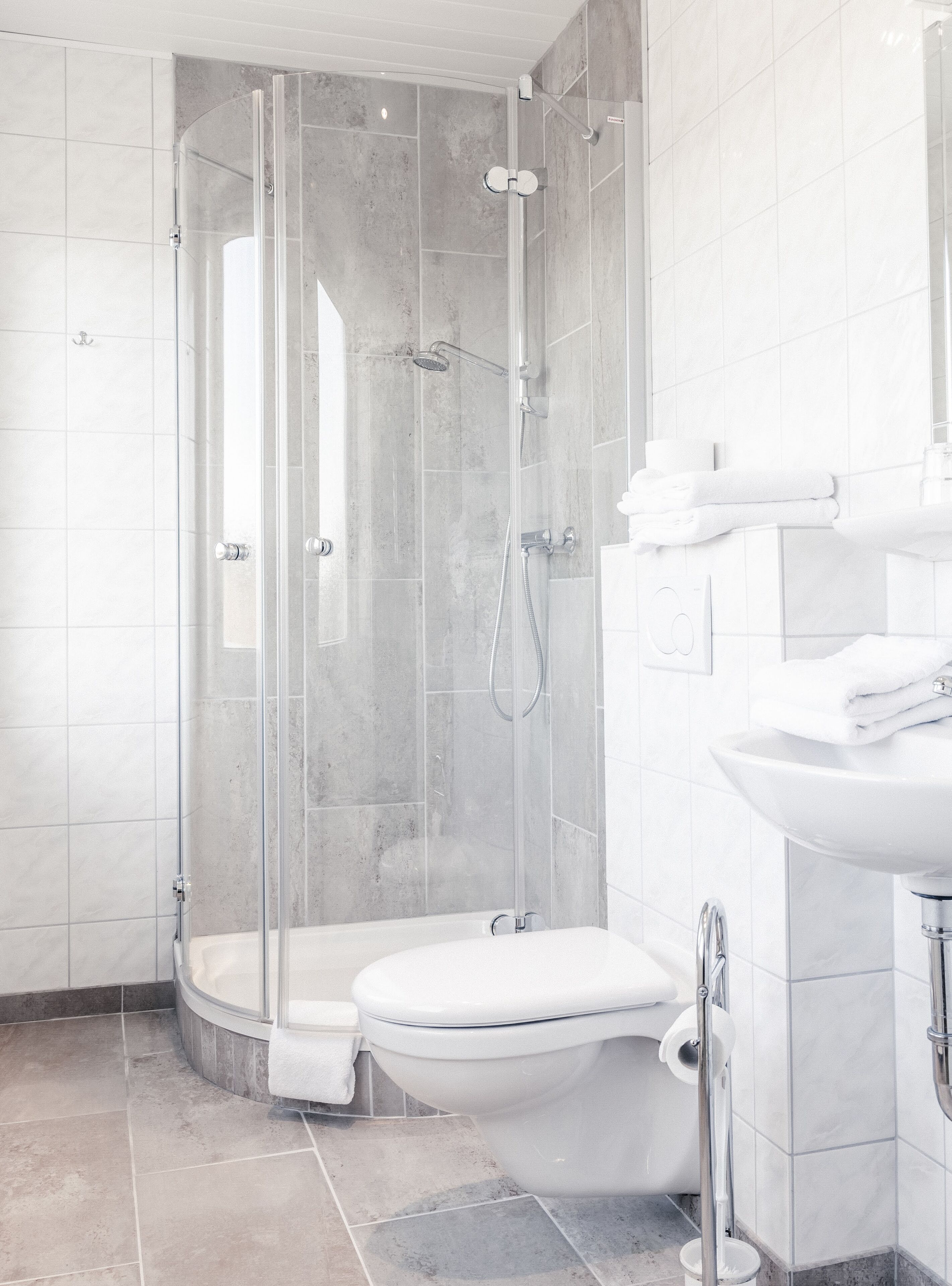 Comfort-Doppelzimmer | Badezimmer | Dusche, Haartrockner, Handtücher