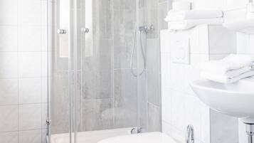 Comfort-Doppelzimmer | Badezimmer | Dusche, Haartrockner, Handtücher