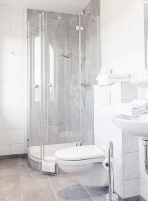 Comfort-Doppelzimmer | Badezimmer | Dusche, Haartrockner, Handtücher