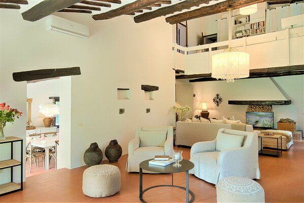 Télévision, cheminée