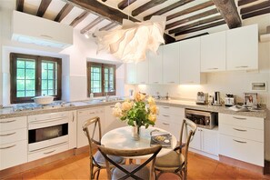 Frigorífic, microones, forn i placa de cuina 