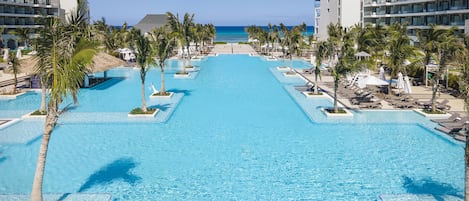 Una piscina al aire libre, cabañas de piscina (de pago), sombrillas