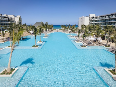 2 piscinas al aire libre, camas de piscina con cargo, sombrillas