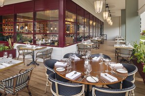6 restaurants; breakfast, lunch, and dinner served