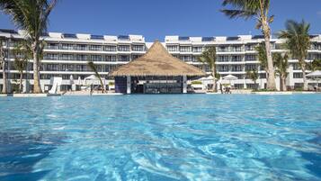 4 bars, 2 bars a la piscina i 2 bars al costat de la piscina