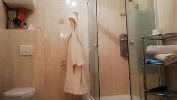 Departamento Grand | Baño | Regadera, toallas, jabón, papel de baño