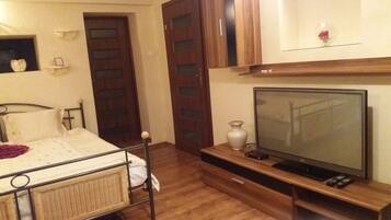 Classic Apartment | 1 bedroom, hypo-allergenic bedding, desk, laptop workspace