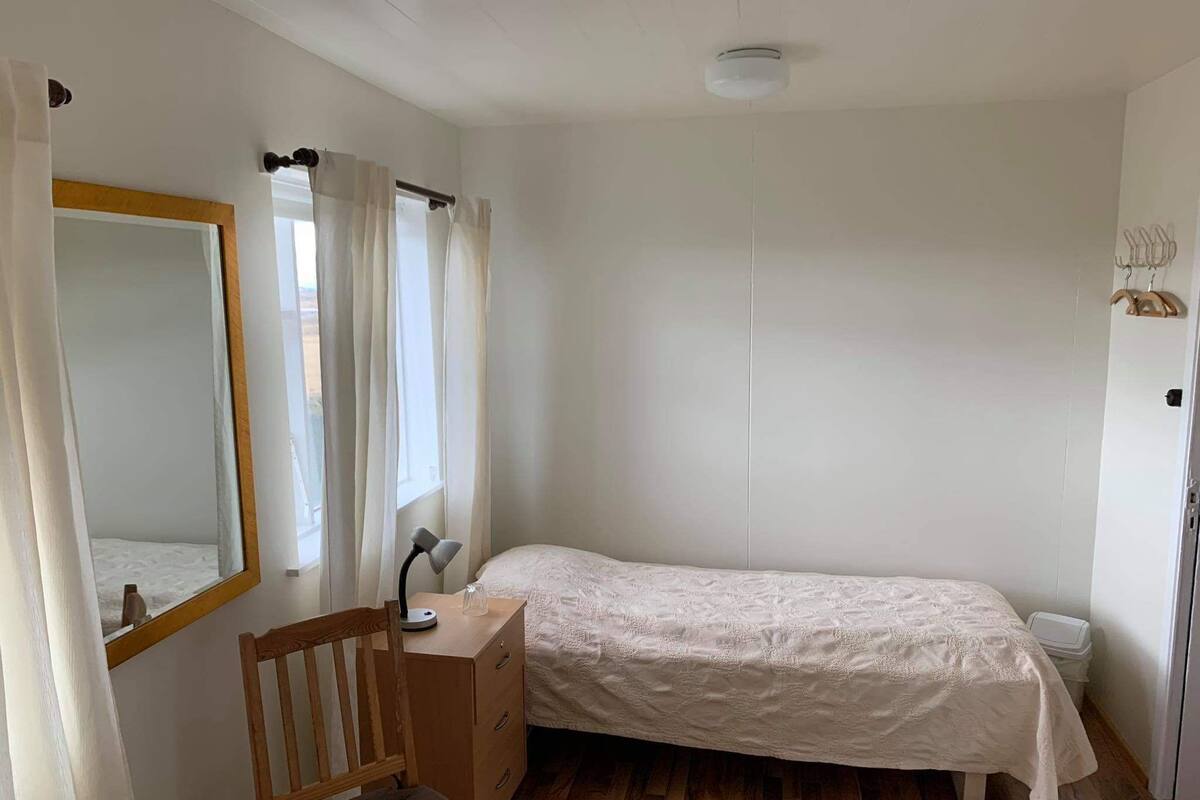 Twin Room, Shared Bathroom | Free cribs/infant beds, free WiFi, bed sheets