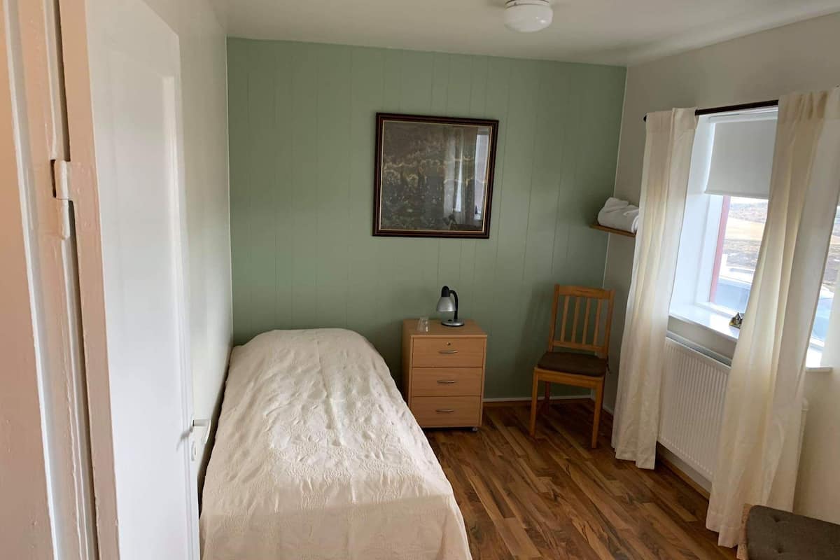 Single Room, Shared Bathroom | Free cribs/infant beds, free WiFi, bed sheets